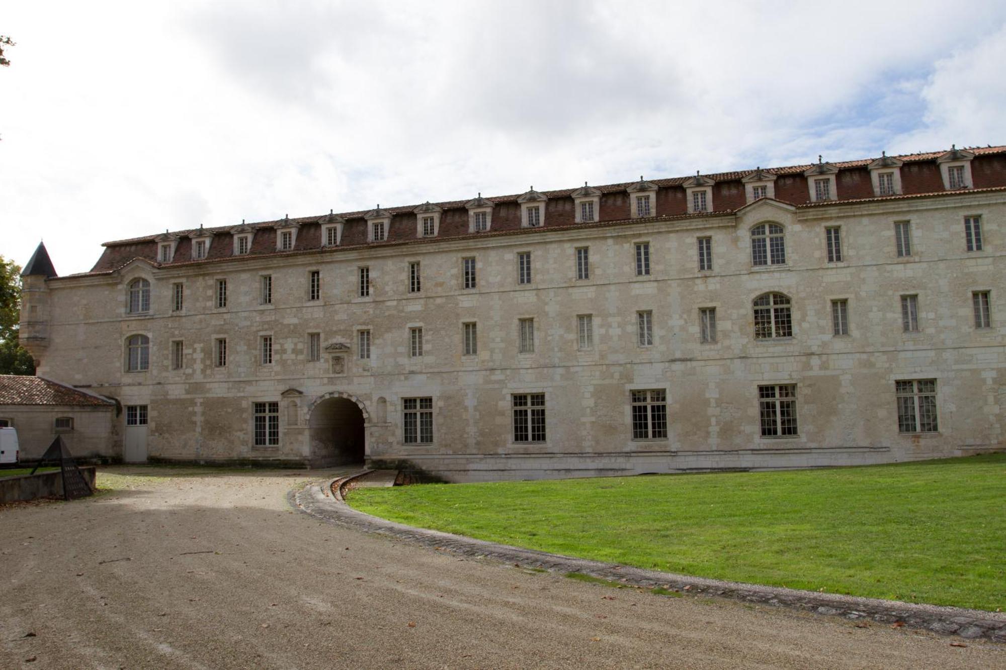 Hotel Les De L'abbaye Saintes