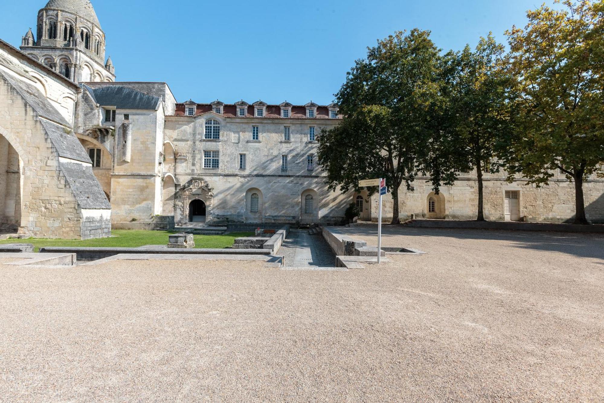 Les De L'abbaye Hotel Saintes